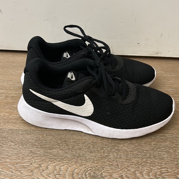 Nike womens running sneakers Tanjun size 8 - Picture 4 of 6